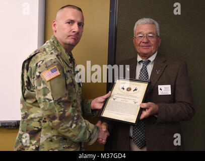 Wyoming Veteranen Kommission Vorsitzender Lee "Ich bin nur ein Leutnant' Alley ist mit einem ehrenamtlichen Förderung nach Wyoming Cowboy Oberst von Brig vorgestellt. Gen. Gregory Porter, gemeinsame Kommandant, während ein Ruhestand Zeremonie an der Joint Forces Readiness Center in Cheyenne. Gasse hat tiefgreifende Auswirkungen auf Dienstleistungen Veterans' im Zustand war. (U.S. Army National Guard Foto von Sgt. 1. Klasse Jimmy McGuire) 170518-Z-CG 686-0001 durch wyoguard Stockfoto