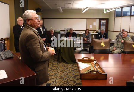 Wyoming Veteranen Kommission Vorsitzender Lee Alley ergeht sich während einer Pensionierung Zeremonie an der Joint Forces Readiness Center in Cheyenne. Gasse hat tiefgreifende Auswirkungen auf Dienstleistungen Veterans' im Zustand war. (U.S. Army National Guard Foto von Sgt. 1. Klasse Jimmy McGuire) 170518-Z-CG 686-0002 durch wyoguard Stockfoto