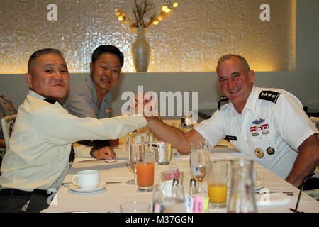 Gen. Robert B. Braun (rechts), Kommandierender General, U.S. Army Pacific, gehalten am frühen Morgen tri-laterale Treffen, in Honolulu, Hawaii, mit allgemeinen Jang Jun-Gyu (Mitte), Stabschef der Armee der Republik Korea, und Allgemeine Toshiya Okabe, Stabschef, Japan Masse Verteidigung-kraft, vor dem Beginn der 2017 Land Forces Pacific Symposium. USARPAC's Engagement für die Verteidigung seiner Verbündeten, der Republik Korea und Japan, ist gepanzert. (Mit freundlicher Genehmigung von Foto) Commander, U.S. Army Pacific bekräftigt Eiserne Verpflichtung zur Allianz mit ROK-Armee, JGSDF durch # FIRMA PACOM Stockfoto