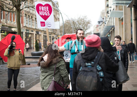 Cardiff, Wales, UK. 23. Januar 2018. Universität von South Wales Studenten Free Hugs an die Öffentlichkeit auf Walisisch Glück Tag. Stockfoto