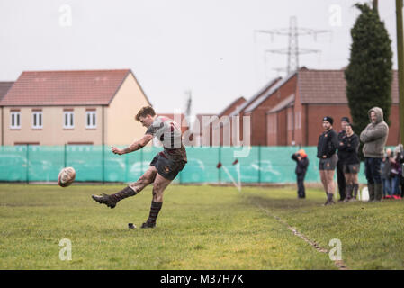 Llanelli, Camarthenshire, Wales, UK. 2 oth von Januar 2018. Crymych RFC-Spielen gegen Llaneli wanderes in der Liga. Ifan Phillips wandelt eine versuchen f Stockfoto