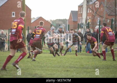 Llanelli, Camarthenshire, Wales, UK. 2 oth von Januar 2018. Crymych RFC-Spielen gegen Llaneli wanderes in der Liga. Guto Davies versucht, eine Pause. Stockfoto