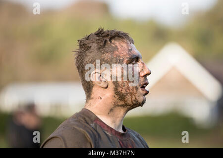 Llanelli, Camarthenshire, Wales, UK. 2 oth von Januar 2018. Crymych RFC-Spielen gegen Llaneli wanderes in der Liga. Sion Colella mit Schlamm auf seinem f Stockfoto