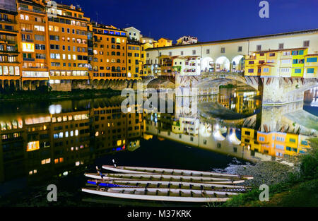 Blick auf die Alte Brücke über den Fluss Arno in Florenz bei Nacht. Stockfoto