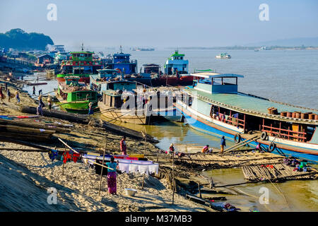Boote sind fest im Hafen am Rande der Stadt auf dem Irrawaddy Fluss Stockfoto