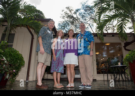 170911-N-KC 128-0005 Pearl Harbor (Sept. 11, 2017) - Air Force General John E. Hyten, Commander, U.S. Strategic Command, Auszeichnungen hinten Adm. Frederick J. Roegge, Commander, U-Force, US Pacific Fleet (COMSUBPAC), mit einer Legion der Verdienst während des COMSUBPAC Ändern des Befehls Zeremonie an Bord des Los Angeles-Klasse schneller Angriff U-Boot USS Jacksonville (SSN 699) in Joint Base Pearl Harbor-Hickam. Hintere Adm. Daryl L. von COMSUBPAC Roegge Caudle entlastet. (U.S. Marine Foto von Mass Communication Specialist 1. Klasse Daniel Hinton/Freigegeben) 170911-N-KC 128-0005 37003879106 o Stockfoto