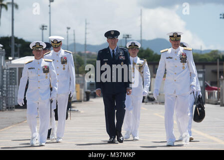 170911-N-KC 128-0121 Pearl Harbor (Sept. 11, 2017) - Air Force General John E. Hyten, Commander, U.S. Strategic Command, Auszeichnungen hinten Adm. Frederick J. Roegge, Commander, U-Force, US Pacific Fleet (COMSUBPAC), mit einer Legion der Verdienst während des COMSUBPAC Ändern des Befehls Zeremonie an Bord des Los Angeles-Klasse schneller Angriff U-Boot USS Jacksonville (SSN 699) in Joint Base Pearl Harbor-Hickam. Hintere Adm. Daryl L. von COMSUBPAC Roegge Caudle entlastet. (U.S. Marine Foto von Mass Communication Specialist 1. Klasse Daniel Hinton/Freigegeben) 170911-N-KC 128-0121 37193681565 o Stockfoto