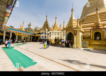 YANGON, Myanmar, 25. Dezember 2017: die Leute kommen an der Sule Pagode in Yangon, um zu beten. Es ist ein Wahrzeichen im Herzen von Yangon, Myanmar entfernt Stockfoto