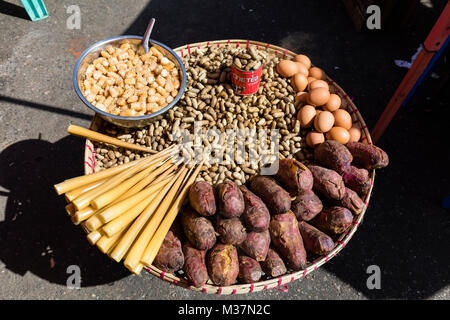 Traditionelle Burmesische Street Food in Yangon, Myanmar. (Birma) Stockfoto