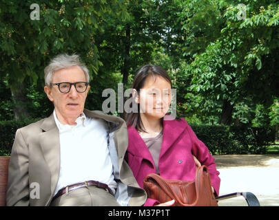 ******* Exklusive DECKUNG ********* Woody Allen mit seiner Ehefrau Soon-Yi Previn erhalten eine Tour zu Fuß von Natalio Grueso (Kommissar) während einer seltenen 2-tägige Reise nach Madrid, Spanien. Während in der Stadt, die er besucht Prinz Felipe und seine Frau Prinzessin Letizia zum Abendessen seine Unterstützung für die Stiftung Prinz von Arturias zu diskutieren. Mai 15, 2005 Credit: Walter McBride/MediaPunch Stockfoto