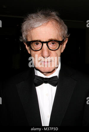 *** Exklusive Deckung *** Woody Allen (Verlassen des Hotel Martinez) die Teilnahme am Screening und Chopard nach Partei für 'Barcelona' Vicky Vicky Christine Christine Barcelons' Mai 17, 2008 Credit: Walter McBride/MediaPunch Stockfoto