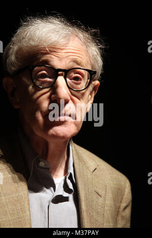 Woody Allen die Teilnahme an der "SIE EINEM HOHEN dunklen Fremden' Gala Premiere Präsentation wird während der 35Th Toronto International Film Festival in der Elgin Theater Treffen am 12. September 2010 in Toronto, Kanada. Quelle: Walter McBride/MediaPunch Stockfoto