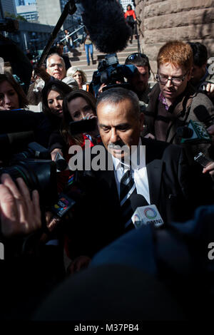 Mohammed, der Vater von raed Jaser Jaser, verlässt das Alte Rathaus Hof Haus nach Raed Jaser's erste Kaution Anhörung am Dienstag, 23. April 2013. Raed Jaser und Chiheb Esseghaier wurden mit Plotten einer VIA Rail Passenger Train zu entgleisen, aufgeladen und wurden schließlich verurteilt. Sie wurden zu lebenslanger Haft verurteilt im Jahr 2015. Stockfoto