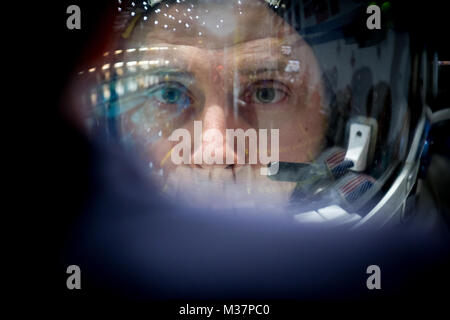 NASA-Astronaut Oberst Tyler N. 'Nick' Haag wartet in den Pool, die ein Modell der Internationalen Raumstation in Neutralstellung des Johnson Space Flight Center Buoyancy Laboratory für Extra Vehicular Activity Training in Houston, Tex, April 27, 2017 gesenkt werden. (U.S. Air Force Foto von J.M. Eddins jr.) 170427-F-LW 859-025 durch AirmanMagazine Stockfoto