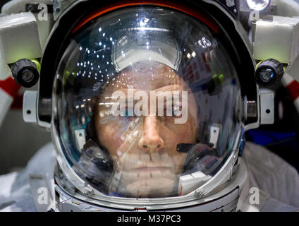 NASA-Astronaut Oberst Tyler N. 'Nick' Haag wartet in den Pool, die ein Modell der Internationalen Raumstation in Neutralstellung des Johnson Space Flight Center Buoyancy Laboratory für Extra Vehicular Activity Training in Houston, Tex, April 27, 2017 gesenkt werden. (U.S. Air Force Foto von J.M. Eddins jr.) 170427-F-LW 859-026 durch AirmanMagazine Stockfoto