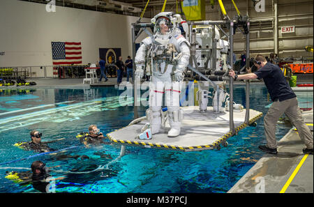 Die NASA-Astronauten USAF Col. Tyler N. 'Nick' Haag und Jeanette Epps, sind in einen Pool mit einem Modell der Internationalen Raumstation in Neutralstellung des Johnson Space Flight Center Buoyancy Laboratory für Extra Vehicular Activity Training in Houston, Tex, April 27, 2017 gesenkt. (U.S. Air Force Foto von J.M. Eddins jr.) 170427-F-LW 859-028 durch AirmanMagazine Stockfoto