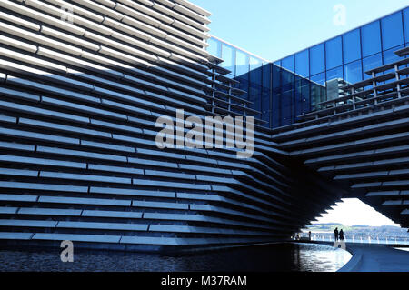 Ein allgemeiner Blick auf das fertige Äußere des neuen 80 Millionen Pfund schweren V&A Dundee Museums während eines Besuchs des japanischen Architekten Kengo Kuma (nicht abgebildet). Der Designer traf auf die Arbeiter, als der Fokus in das Innere des V&A zieht und vor seiner Eröffnung im September Galerieräume, ein Café und ein Restaurant ausstatte. Stockfoto