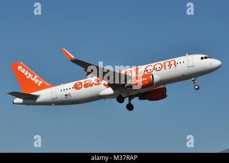 EASYJET EUROPA AIRBUS A320-200 (S) OE-IJI AUF TAKE-OFF VON TENERIFFA. Stockfoto