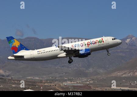 Kleine PLANETEN AIRLINES AIRBUS A320-200 LY-SPF AUF TAKE-OFF VON TENERIFFA. Stockfoto
