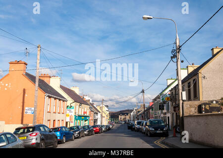 Hauptstraße in Ardara, County Donegal, Irland. Ein Dorf auf den wilden Atlantik Weg Stockfoto