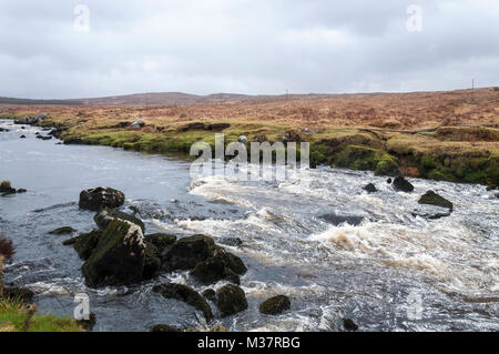 Fluss Owenea in der Nähe von Glenties, County Donegal, Irland. Ein Lachs fischen Fluss auf der Bluestacks weg. Stockfoto