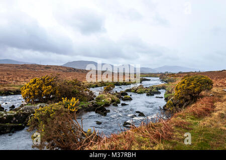 Fluss Owenea in der Nähe von Glenties, County Donegal, Irland. Ein Lachs fischen Fluss auf der Bluestacks weg. Stockfoto