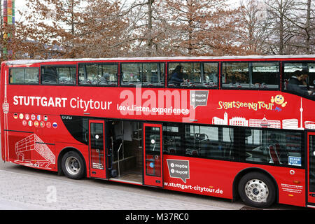 Stuttgart, Deutschland - Februar 03, 2018: Ein roter City Tour Bus auf einem Parkplatz in der Nähe des Mercedes-Benz Museums geparkt auf Februar 03, 2018 in Stuttgart. Stockfoto