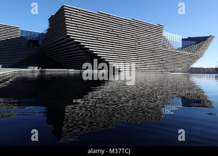 Ein allgemeiner Blick auf das fertige Äußere des neuen 80 Millionen Pfund schweren V&A Dundee Museums während eines Besuchs des japanischen Architekten Kengo Kuma (nicht abgebildet). Der Designer traf auf die Arbeiter, als der Fokus in das Innere des V&A zieht und vor seiner Eröffnung im September Galerieräume, ein Café und ein Restaurant ausstatte. Stockfoto