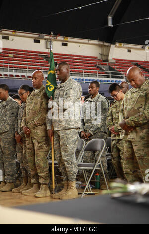 Kapitän J. Scott Crawford, ausgehende Commander, 273 . Military Police Company, Befehl verzichtet auf eingehende Kommandant, Kapitän Nathan Vaichus Juni 11, Washington, D.C. (Army National Guard Foto von SPC. Kevin Valentine/Freigegeben) 273 . Militärpolizei Firma Ändern des Befehls durch Distrikt von Columbia National Guard Stockfoto