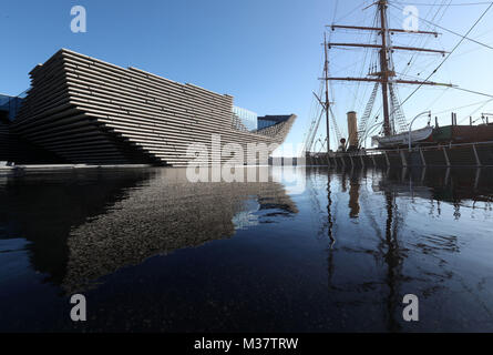 Ein allgemeiner Blick auf das fertige Äußere des neuen 80 Millionen Pfund schweren V&A Dundee Museums, das sich neben dem Schiff Discovery während eines Besuchs des japanischen Architekten Kengo Kuma befindet (nicht abgebildet). Der Designer traf sich mit Mitarbeitern, als der Fokus auf das Innere des V&A verlagert wurde und vor seiner Eröffnung im September Galerien, ein Café und ein Restaurant ausstatte. Stockfoto