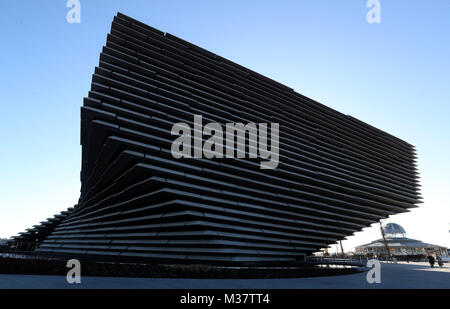 Eine allgemeine Ansicht des fertigen Äußere des neuen 80 Millionen Pfund V&amp; ein Dundee Museum bei einem Besuch von dem japanischen Architekten Kengo Kuma (nicht abgebildet). Der Designer met Arbeitnehmer als der Fokus verschiebt sich der Innenraum des V&amp; einer, der herrichtung Galerie Räume, ein Café und ein Restaurant vor der Eröffnung im September. Stockfoto