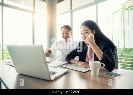 Asian paar Geschäftsleute mit lässigen Anzug mit glücklich Aktion im Büro-Business-Menschen-Konzept arbeiten. Stockfoto