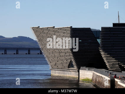 Ein allgemeiner Blick auf das fertige Äußere des neuen 80 Millionen Pfund schweren V&A Dundee Museums während eines Besuchs des japanischen Architekten Kengo Kuma (nicht abgebildet). Der Designer traf auf die Arbeiter, als der Fokus in das Innere des V&A zieht und vor seiner Eröffnung im September Galerieräume, ein Café und ein Restaurant ausstatte. Stockfoto