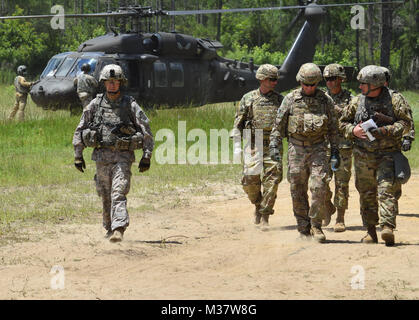 FORT STEWART, Ga, 15. Juni 2017 - General Robert Abrams, kommandierender General der US-Armee den Befehl bereitet eine Live- Demonstration von Batterie C, 1st Battalion, 88th Field Artillery Regiment, 48th Infantry Brigade Combat Team von Georgia Army National Guard zu sehen. Begleitende General Abrams sind Col. Matt Smith, Kommandant des 48 BCT; Brig. General John B. Richardson IV, stellvertretender Kommandant, 3 Infanterie Division; Generalmajor Leopoldo Quintas, Commander, 3 Infanterie Division; Oberstleutnant Rodney Tatum, Kommandeur der 1-118 th FA und Brig. Gen. Tom Carden, Kommandierender General des Georgia Armee Stockfoto