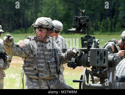 FORT STEWART, Ga, 15. Juni 2017 - Sergeant Mark Yacono, ein Gunner mit Batterie C, 1.BATAILLON, 118 Field Artillery Regiment leitet den Aufbau einer M777 Haubitze während einer Live-fire Übung in Fort Stewart. 118 FA und anderen Einheiten der Macon-basierte 48th Infantry Brigade Combat Team leiten eine exportierbare Combat Training Funktion Drehung in Partnerschaft mit der 3 Infantry Division. Georgien Army National Guard Foto von Kapitän William Carraway/freigegeben Gunner durch Georgia National Guard Stockfoto