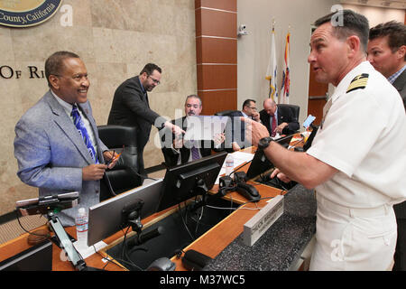 170620-N-HW 977-071 Riverside, Kalifornien (20. Juni 2017) Kapitän Corry Shedd, Executive Officer der Naval Surface Warfare Center (NSWC), Corona Division, rechts, Chats mit Chuck Washington County von Riverside dritten Bezirk Supervisor und ehemaligen naval Aviator, bevor die Mission in der Grafschaft von Riverside Aufsichtsrat aktualisieren. Shedd der Vorstand auf ihren Antrag auf die erhöhte Nachfrage nach einzigartigen NSWC von Corona Mission zu ermöglichen warfighters zu trainieren, durch Messung, Analyse und unabhängige Bewertung kämpfen und zu gewinnen, sowie dem Befehl und dem wachsenden wirtschaftlichen und sozialen Beitrag aktualisiert Stockfoto