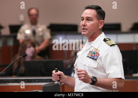 170620-N-HW 977-104 Riverside, Kalifornien (20. Juni 2017) Kapitän Corry Shedd, Executive Officer der Naval Surface Warfare Center (NSWC), Corona, liefert Mission zur Grafschaft von Riverside Aufsichtsrat aktualisieren. Shedd der Vorstand auf ihren Antrag auf die erhöhte Nachfrage nach einzigartigen NSWC von Corona Mission zu ermöglichen warfighters zu trainieren, durch Messung, Analyse und unabhängige Bewertung kämpfen und zu gewinnen, sowie dem Befehl und dem wachsenden wirtschaftlichen und sozialen Beiträge zu der Region aktualisiert. (U.S. Marine Foto von Greg Vojtko/Freigegeben) 170620-N-HW 977-104 von navsea Corona Stockfoto