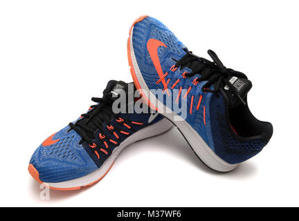 Blau und orange Nike Zoom Elite 8 Laufschuhe auf weißem Hintergrund ausschneiden Stockfoto