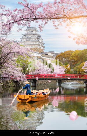 Himeji Castle mit schönen Kirschblüten im Frühling Saison in Kobe in der Nähe von Osaka, Japan. Himeji Castle ist bekannt Cherry Blossom Sicht in Osaka Stockfoto