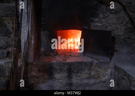 Brand in einem traditionellen Ofen raging Stockfoto