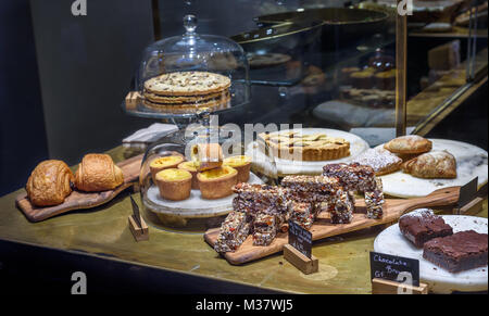 Verschiedene Kuchen und Gebäck in einem Shop. Stockfoto