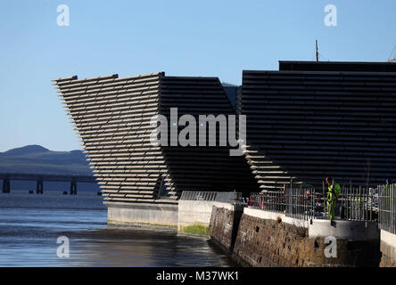 Eine allgemeine Ansicht des fertigen Äußere des neuen 80 Millionen Pfund V&amp; ein Dundee Museum bei einem Besuch von dem japanischen Architekten Kengo Kuma (nicht abgebildet). Der Designer met Arbeitnehmer als der Fokus verschiebt sich der Innenraum des V&amp; einer, der herrichtung Galerie Räume, ein Café und ein Restaurant vor der Eröffnung im September. Stockfoto