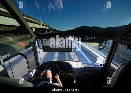 Mann, der einen Bus Stockfoto