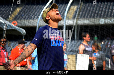 U.S. Navy Petty Officer 2nd class Alan Thomas, ein Bau Elektriker aus Fort Worth, TX, Gürtel, ein Schrei der Vollendung nach seinem Discus an der Abteilung 2017 der Verteidigung Krieger spiele Juli 5, 2017 Soldier Field, Chicago, Illinois Thomas werfen auch im Sitzen Volleyball, Schiene und Rollstuhl Basketball konkurriert und wird im Radsport während der Spiele in diesem Jahr konkurrieren. (U.S. Air Force Foto: Staff Sgt. Alexx Pons) 170705-F-YG 475-382 durch Luftwaffe verwundete Krieger Stockfoto