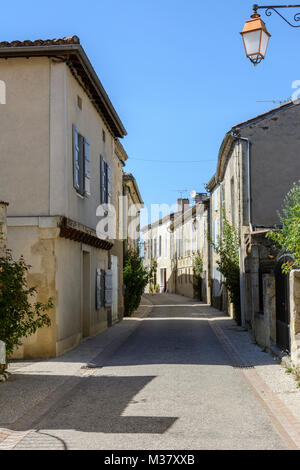 Straßenszene in La Romieu, Gers (Gascogne), Occitanie (Midi-Pyrénées), im Südwesten von Frankreich Stockfoto