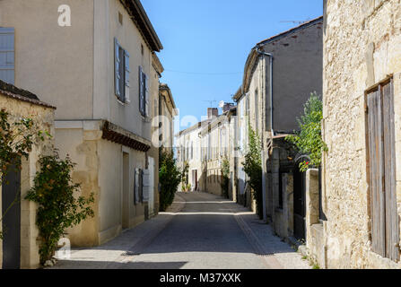 Straßenszene in La Romieu, Gers (Gascogne), Occitanie (Midi-Pyrénées), im Südwesten von Frankreich Stockfoto