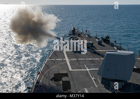 170719-N-ZW 825-276 CORAL SEA (19 Juli 2017) Arleigh-Burke-Klasse geführte Anti-raketen-Zerstörer USS Sterett (DDG104) Brände die 45 5 MK-inch Gun während einer Naval surface Fire Support Übung als Teil der Talisman Sabre 17. Die Übung soll die Ò Up-Gunned Expeditionary Strike Group (ESG) Ó Konzept zu flex mit Kreuzer und Zerstörer Vermögenswerte der ESG zu schützen. Talisman Säbel ist eine Biennale USA - Australien bilaterale Übung gehalten weg von der Küste von Australien gedacht, um die Interoperabilität zu erreichen und den USA - Australien Bündnis stärken. (U.S. Marine Foto von Mass Communication Specialist 1. Klasse Byro Stockfoto