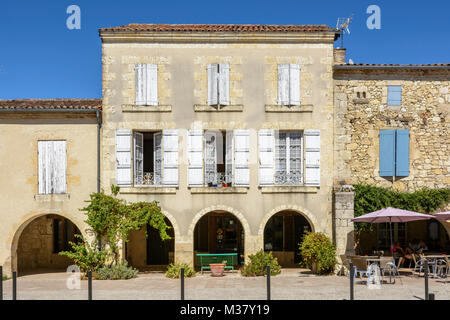 Fassade in La Romieu, Gers (Gascogne), Occitanie (Midi-Pyrénées), im Südwesten von Frankreich Stockfoto