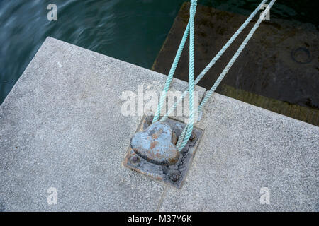 Seile binden Boot Dock Poller, Bügeleisen Stockfoto