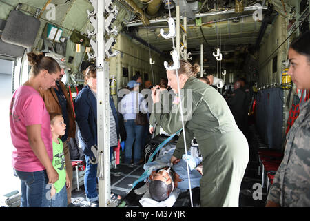 Die Wyoming National Guard öffnete seine Türen für die Öffentlichkeit 26. Juli als Teil eines Cheyenne Frontier Days Tradition. Unsere Besucher haben mit ihrer militärischen Nachbarn zu vermischen, Flugzeuge und taktische Fahrzeuge erkunden, tolles Essen, treffen die US Air Force Thunderbirds und der U.S. Navy Seals Fallschirm Team unter vielen anderen Highlights. Hier ist ein Blick zurück auf den Tag. (Wyoming Army National Guard Foto von Sgt. 1. Klasse Jimmy McGuire) 170726-Z-CG 686-0088 durch wyoguard Stockfoto